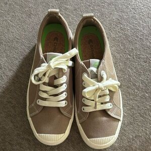 Cariuma sneakers Sz 7